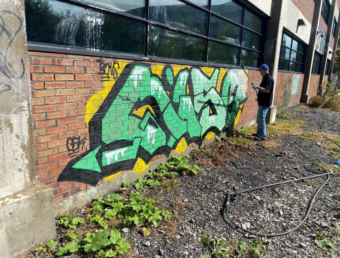 Graffiti sur un mur avant le nettoyage à pression