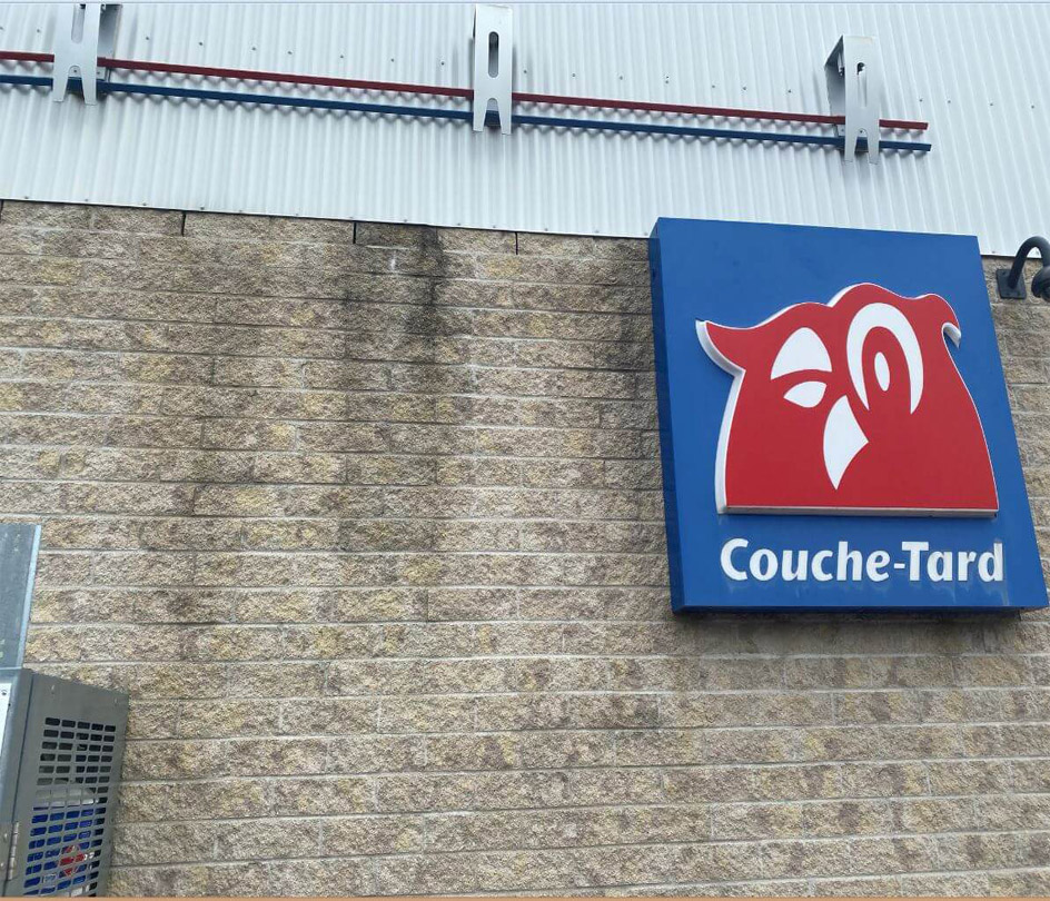 Mur du couche-tard sale avant le lavage à pression