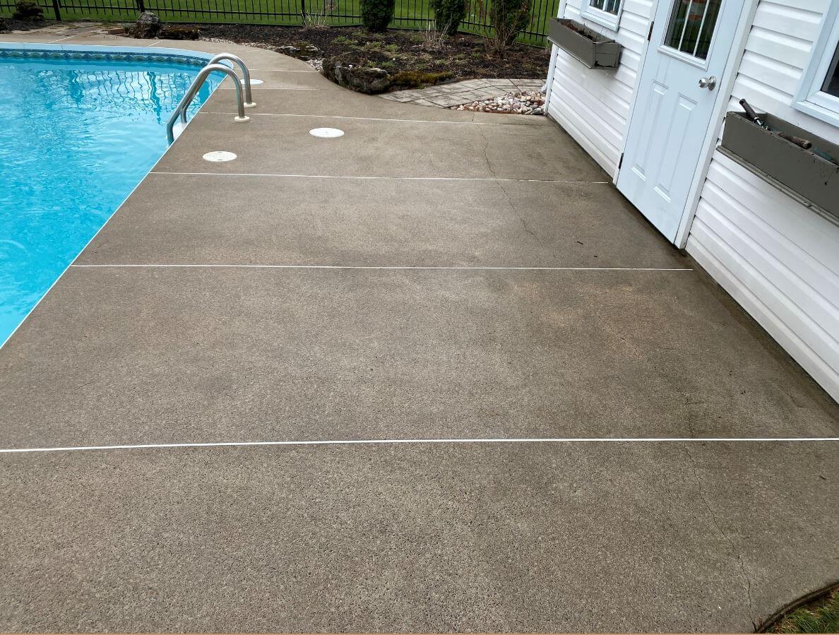 Contour de piscine propre après le nettoyage à pression